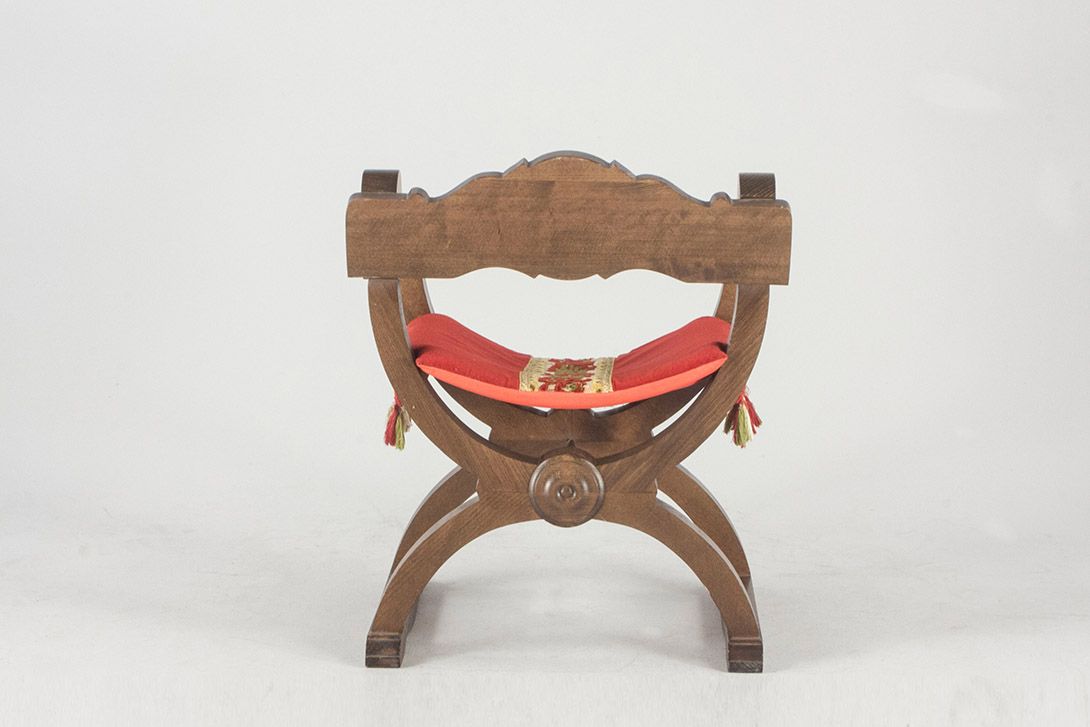 Foto Knightly Chair with Red Pillow and Carved Emblem