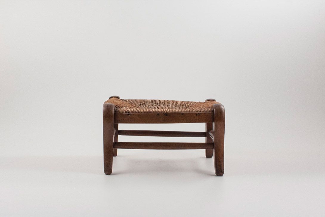 Foto Wooden Stool with Basket Seat