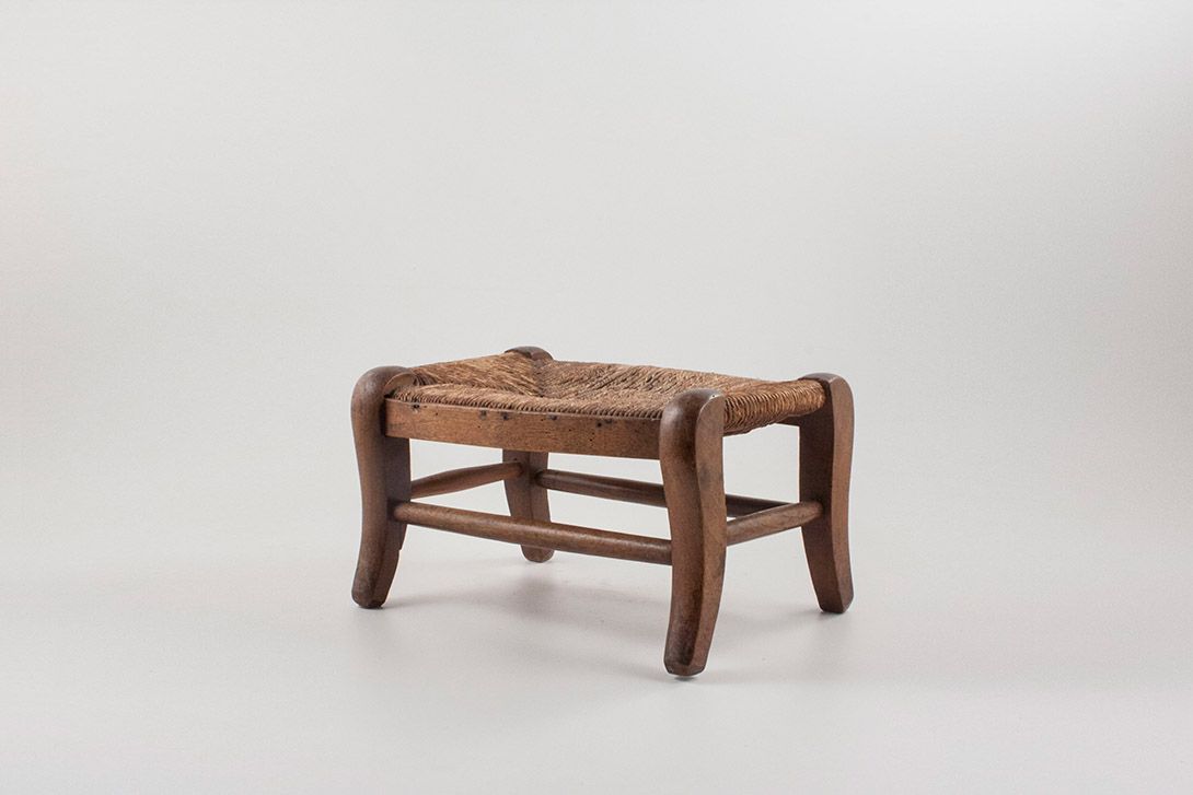 Foto Wooden Stool with Basket Seat