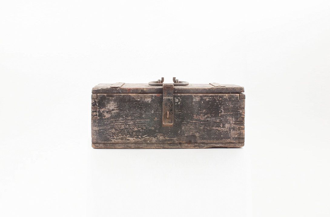 Foto Old Wooden Chest with Brass Handle h25x50x20