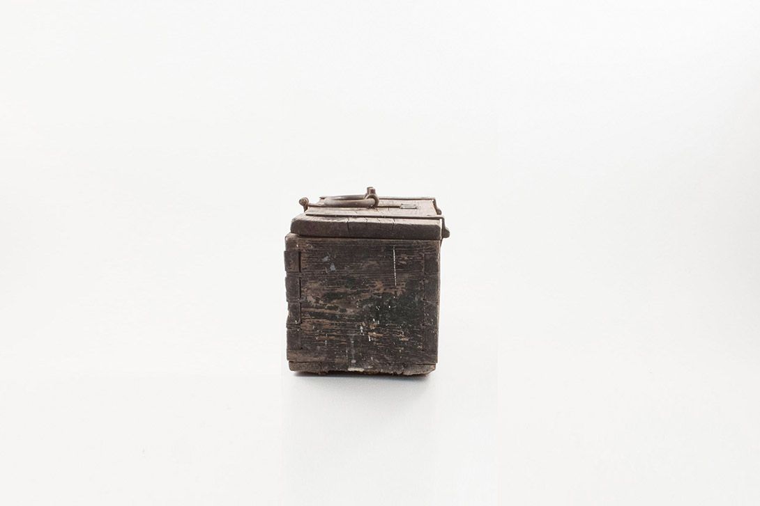 Foto Old Wooden Chest with Brass Handle h25x50x20