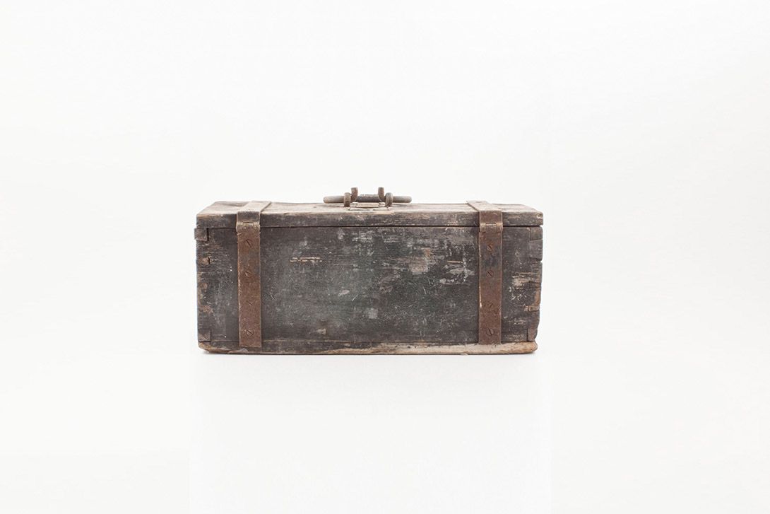 Foto Old Wooden Chest with Brass Handle h25x50x20