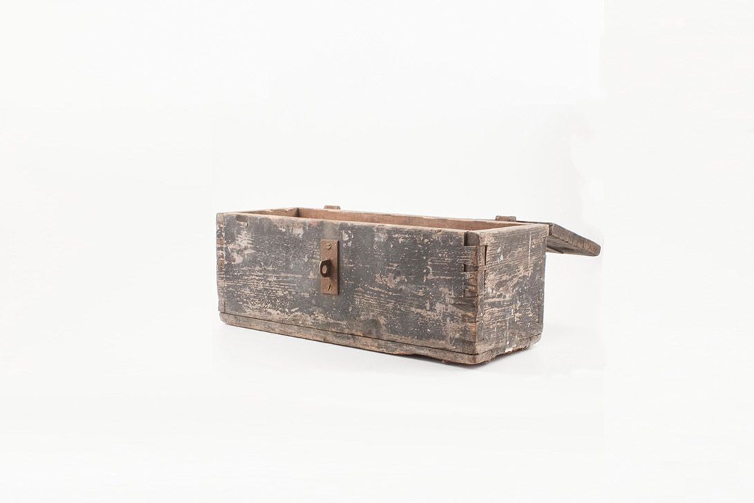 Foto Old Wooden Chest with Brass Handle h25x50x20
