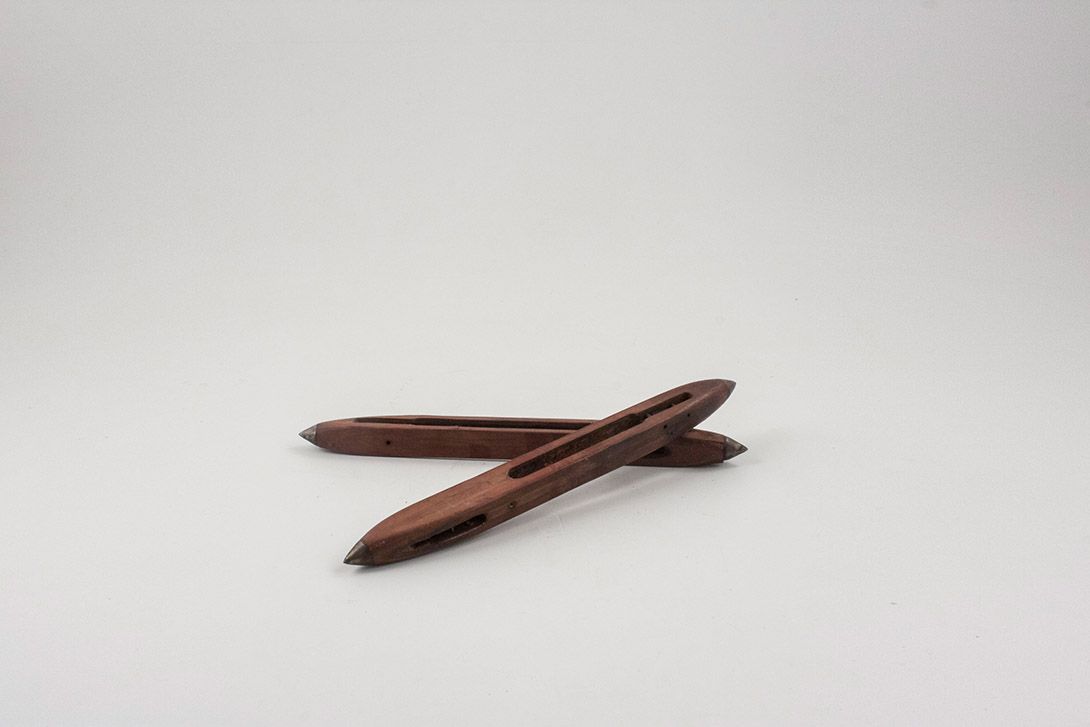 Foto Antique Shuttle Boat Needle Weaving Loom