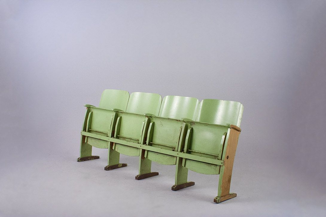 Foto Green Wooden Cinema Bench Berlin 1935