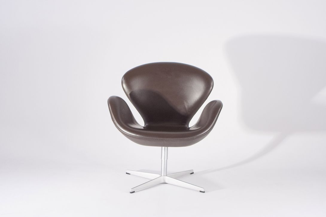 Foto Arne Jacobsen Swan Chair in Dark Brown Leather 1976 for Fritz Hansen