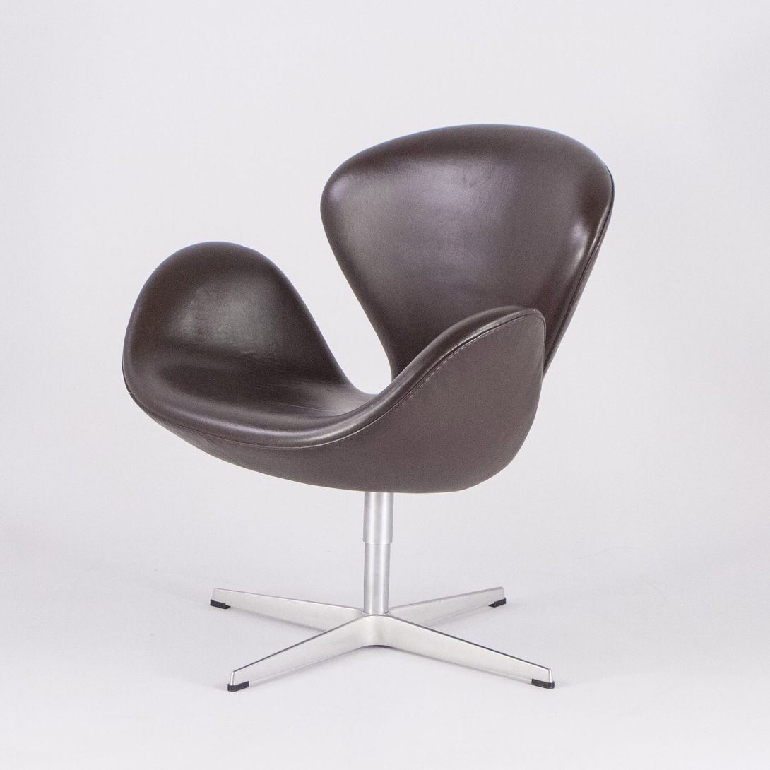 Foto Arne Jacobsen Swan Chair in Dark Brown Leather 1976 for Fritz Hansen