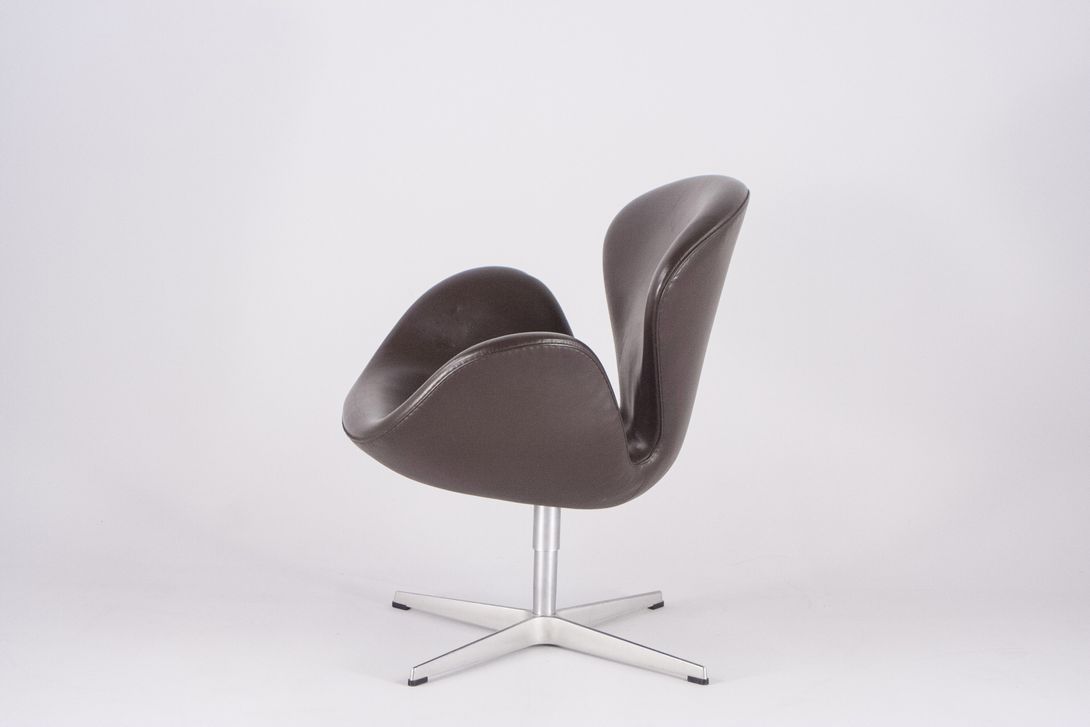 Foto Arne Jacobsen Swan Chair in Dark Brown Leather 1976 for Fritz Hansen