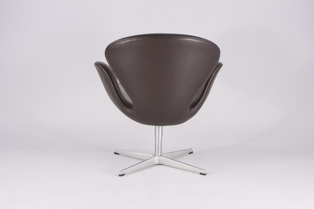 Foto Arne Jacobsen Swan Chair in Dark Brown Leather 1976 for Fritz Hansen