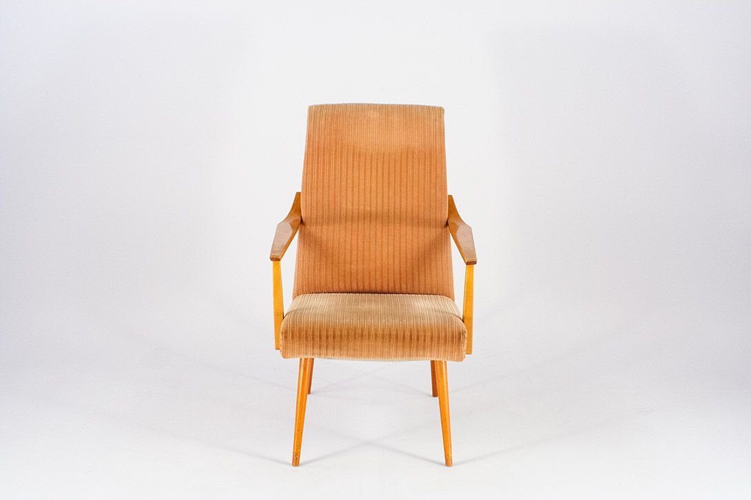Foto Wooden Armchair with Beige Fluted Upholstery