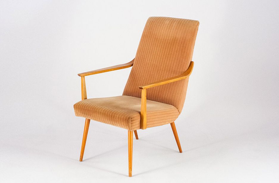 Foto Wooden Armchair with Beige Fluted Upholstery