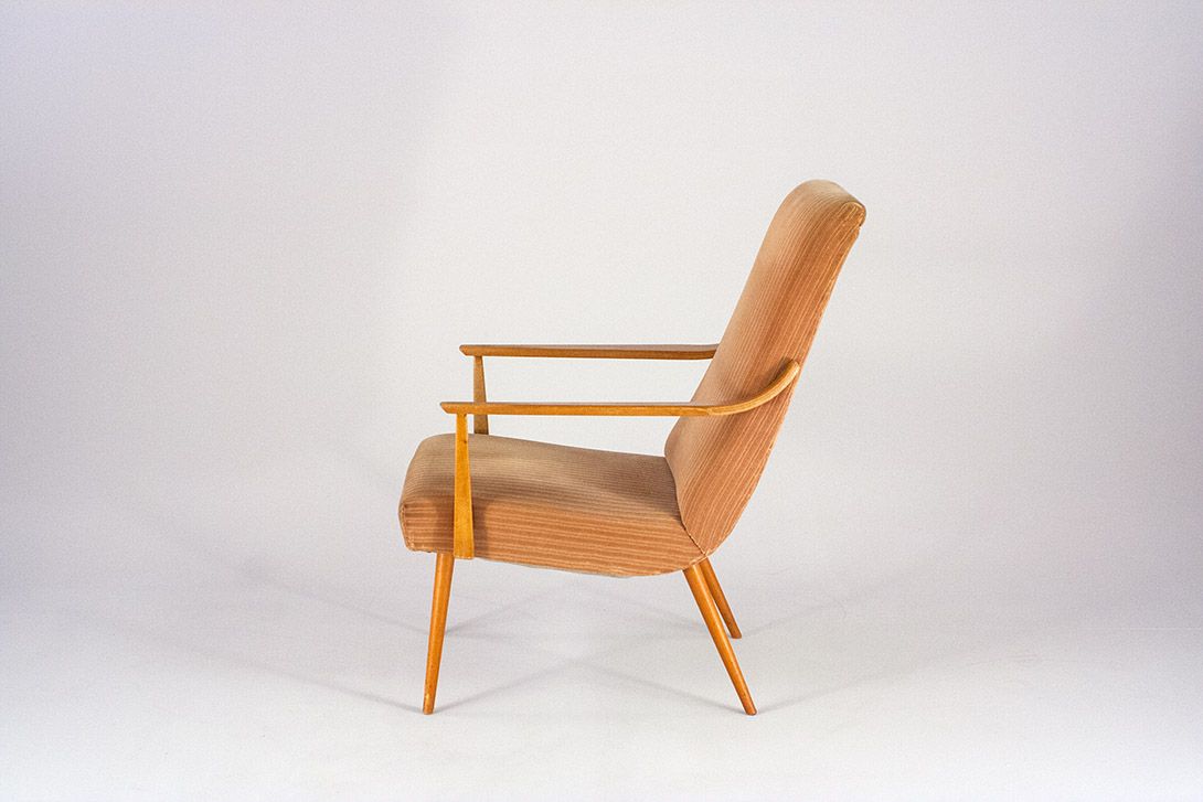 Foto Wooden Armchair with Beige Fluted Upholstery