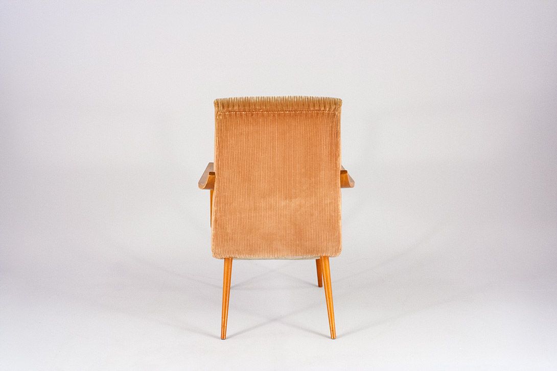 Foto Wooden Armchair with Beige Fluted Upholstery