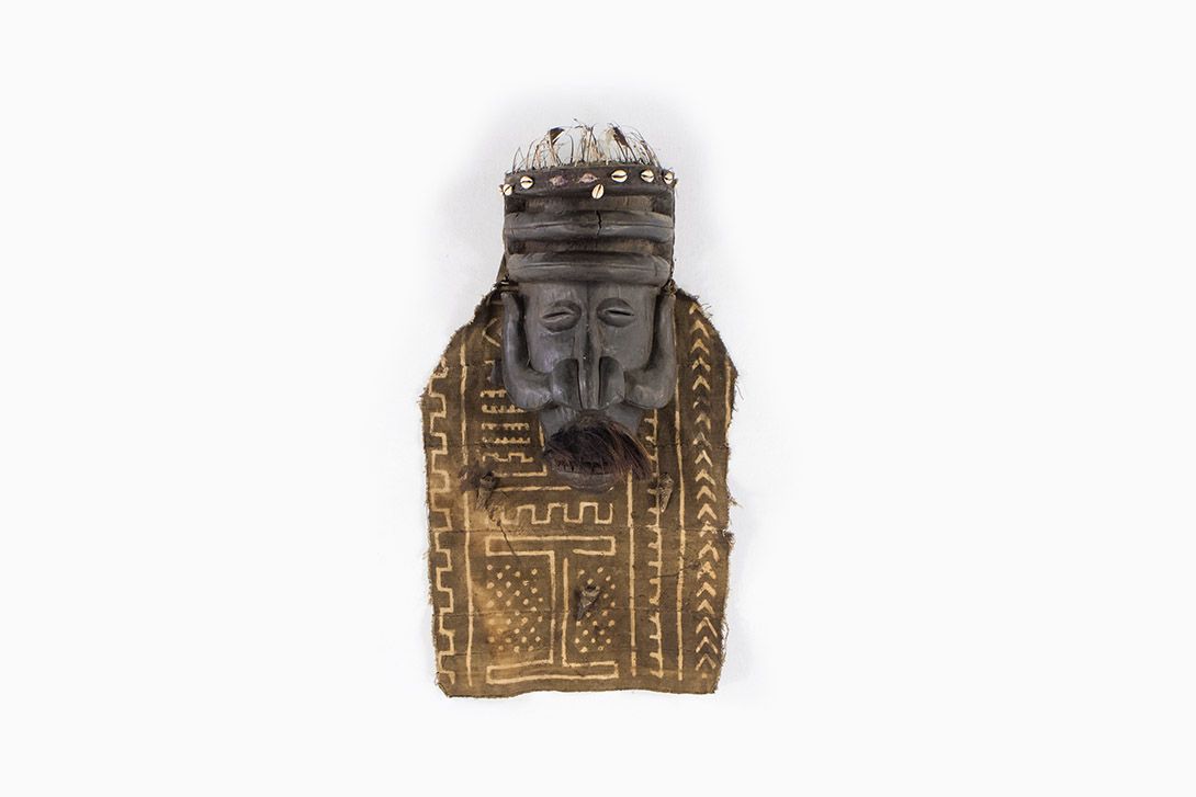 Foto African Mask with Shell Decoration