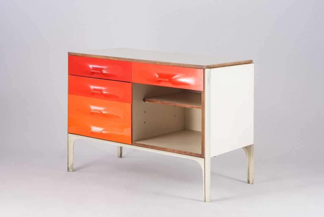 Foto Raymond Loewy Sideboard with Five Drawers w104
