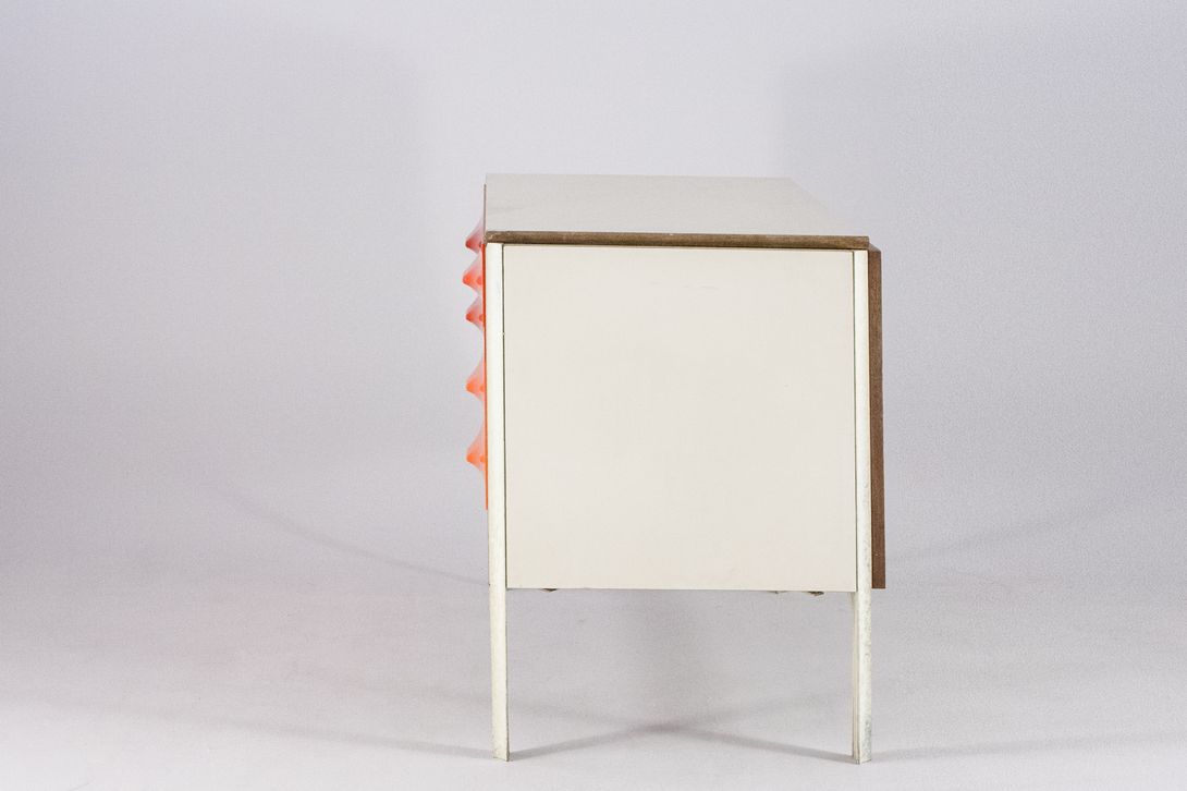 Foto Raymond Loewy Sideboard with Five Drawers w104