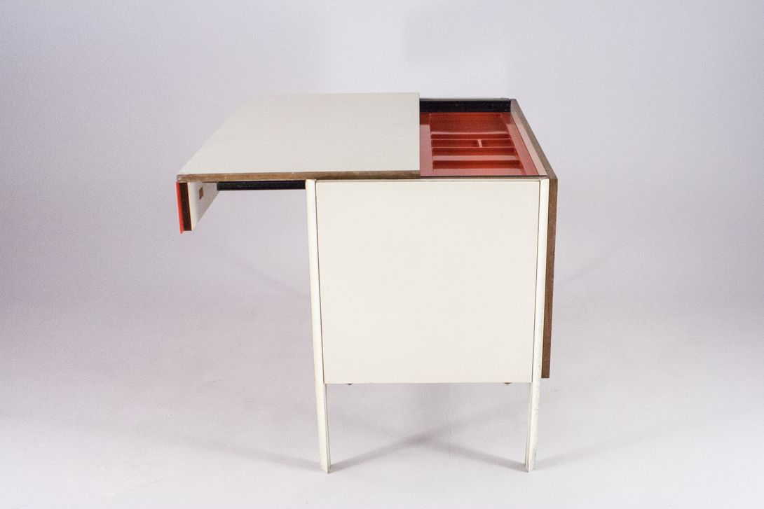 Foto Raymond Loewy Sideboard with Five Drawers w104