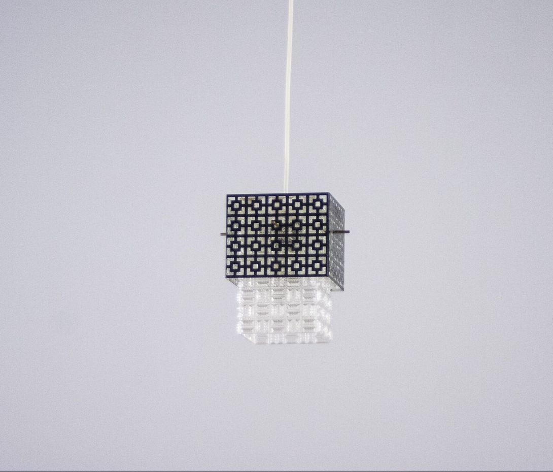 Foto Square Pendant Crystal Lamp with Patterned Metal Covering h20