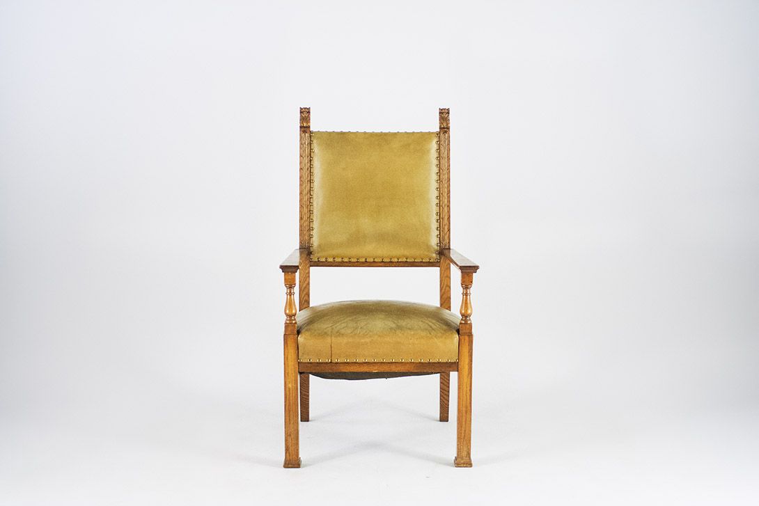 Foto Armchair with Leather Upholstery and Carved Back Details