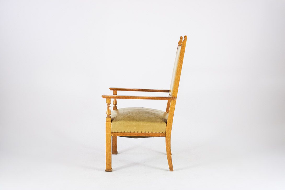Foto Armchair with Leather Upholstery and Carved Back Details