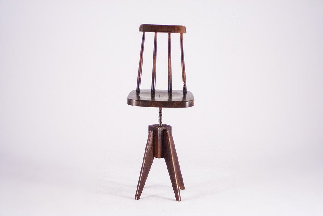 Foto Beautiful Wooden Height-Adjustable Children&#8217;s Chair with Elegant Slim Swivel Base