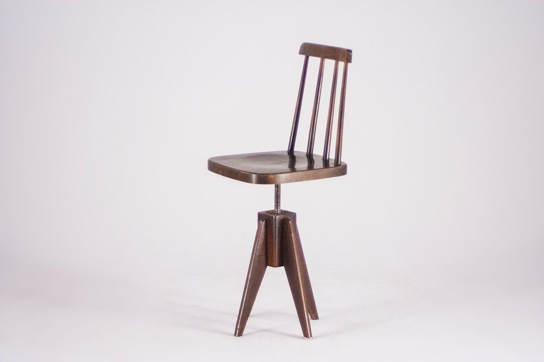 Foto Beautiful Wooden Height-Adjustable Children&#8217;s Chair with Elegant Slim Swivel Base