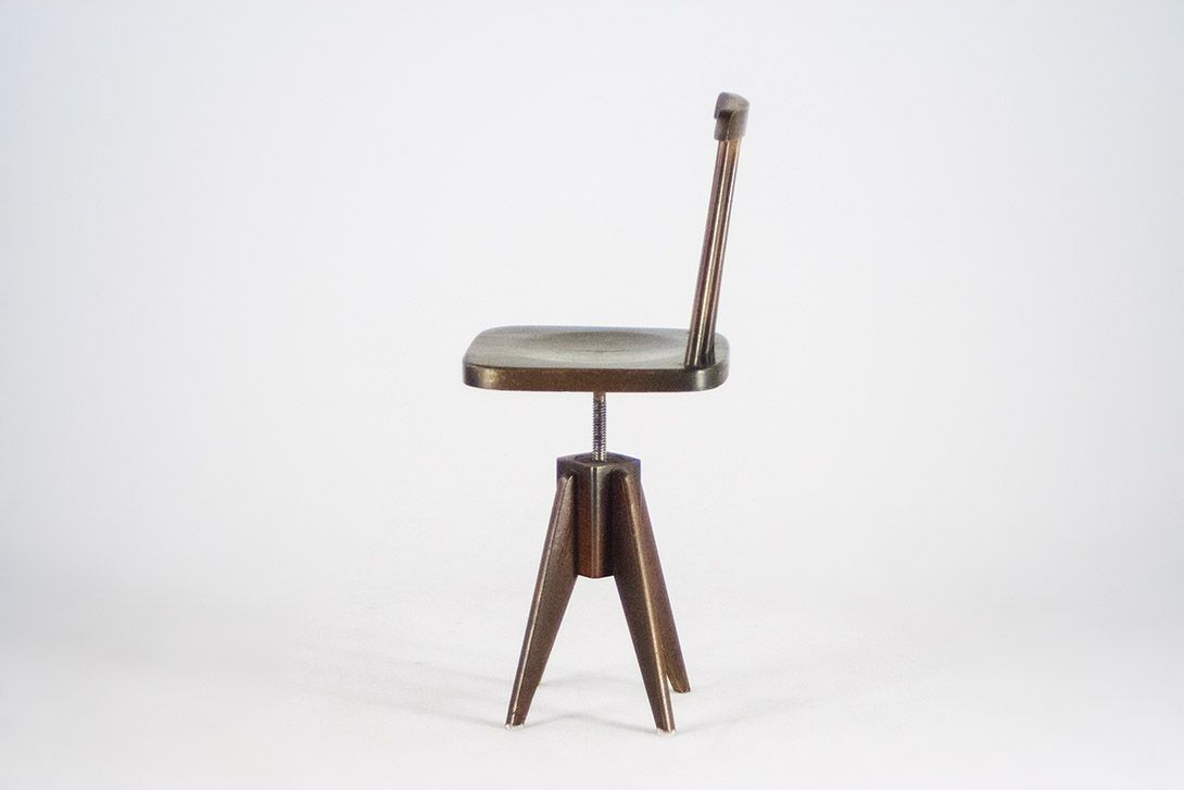 Foto Beautiful Wooden Height-Adjustable Children&#8217;s Chair with Elegant Slim Swivel Base