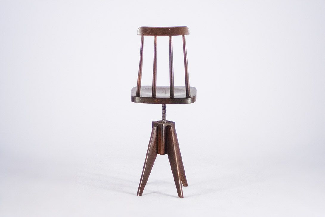 Foto Beautiful Wooden Height-Adjustable Children&#8217;s Chair with Elegant Slim Swivel Base