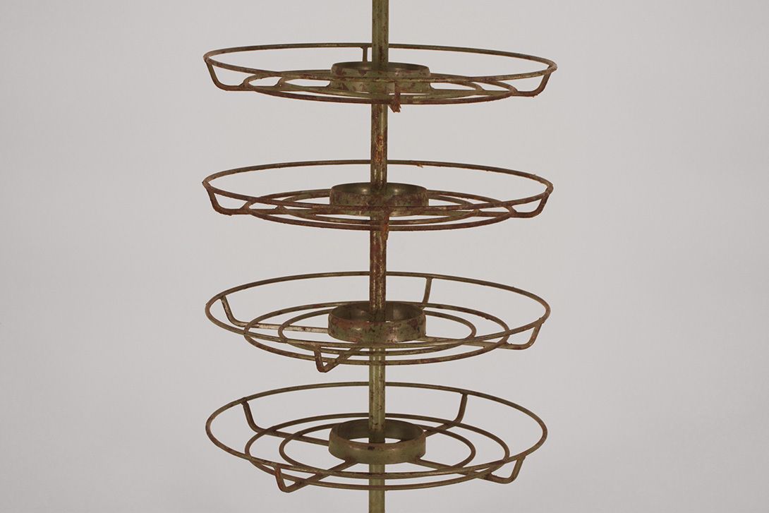 Foto Industrial Round Shelf Etagere 1930