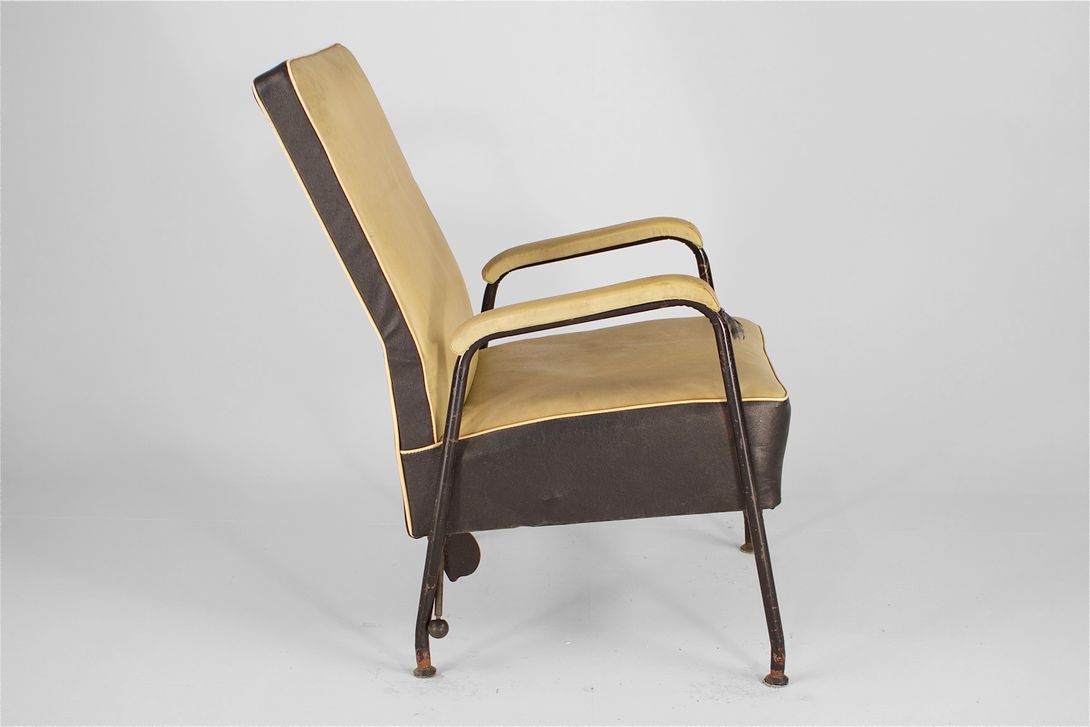 Foto Jean Prouvé Style Armchair