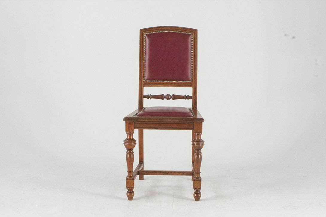 Foto Wooden Chair with Bordeaux Colored Leather Seat