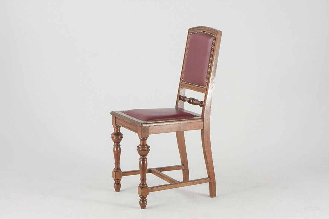 Foto Wooden Chair with Bordeaux Colored Leather Seat
