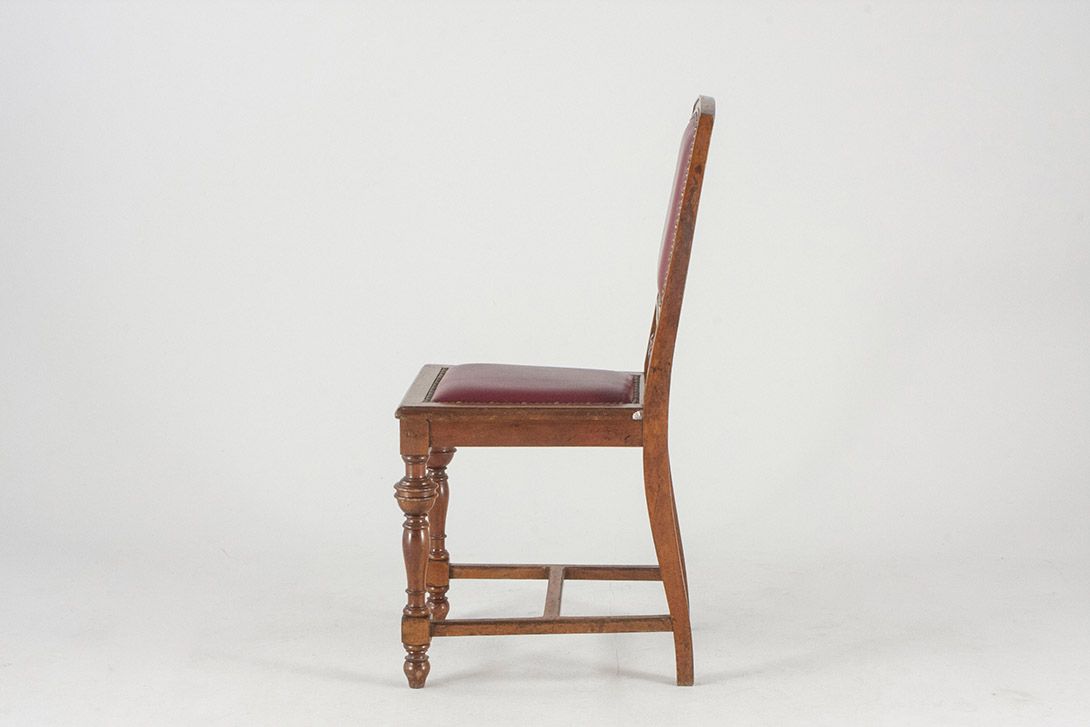 Foto Wooden Chair with Bordeaux Colored Leather Seat