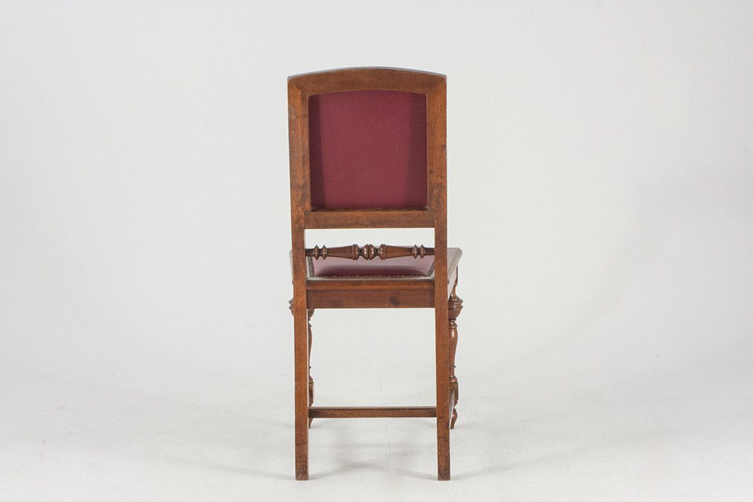 Foto Wooden Chair with Bordeaux Colored Leather Seat