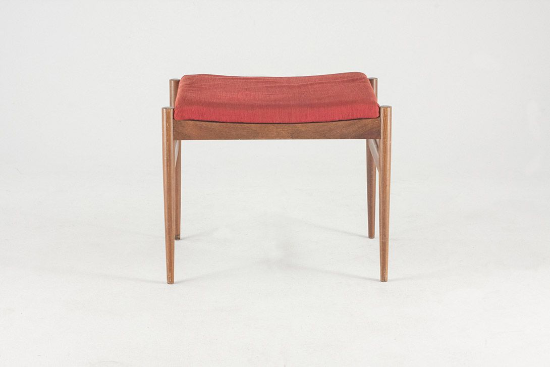 Foto Classic Teak Ottoman with Red Linen Upholstery 1955