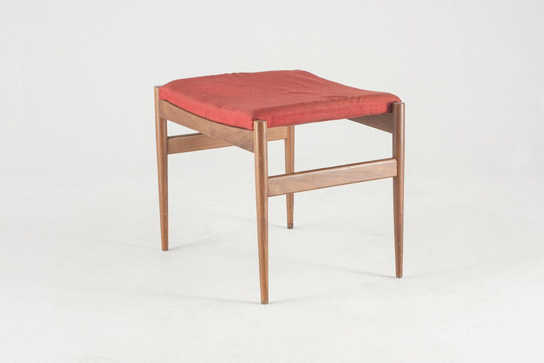 Foto Classic Teak Ottoman with Red Linen Upholstery 1955