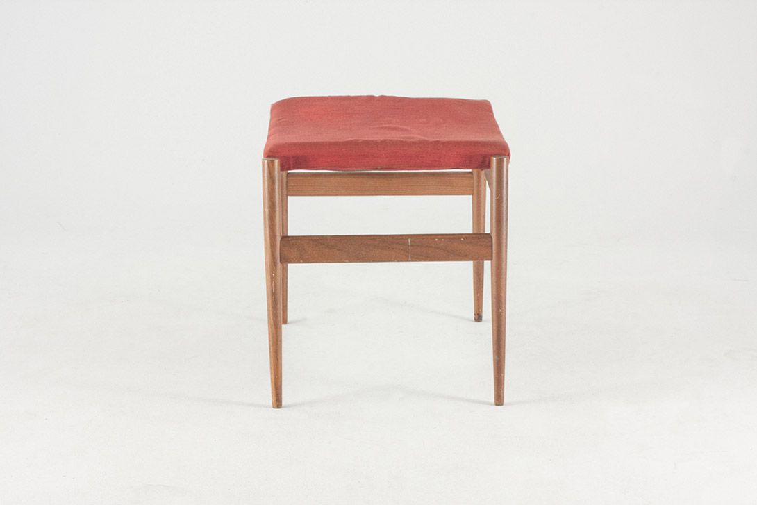 Foto Classic Teak Ottoman with Red Linen Upholstery 1955