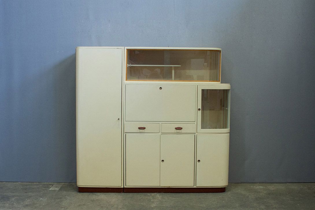 Foto Wooden Bauhaus Kitchen Cabinet with Glass Sliding Door 1935