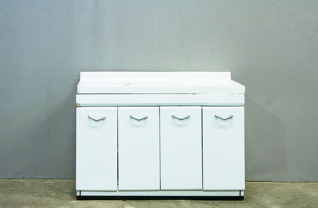 Foto White Kitchen Cabinet with Basin 1962