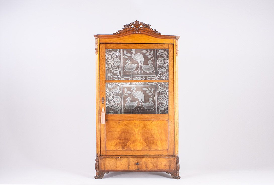 Foto Wooden Cabinet with Stitched Inside Decoration 1890 *N