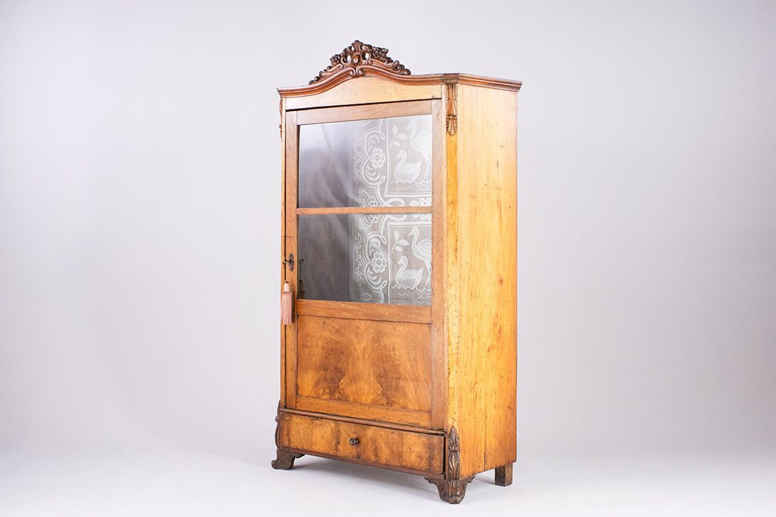 Foto Wooden Cabinet with Stitched Inside Decoration 1890 *N
