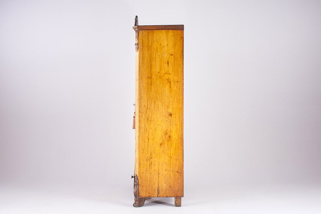 Foto Wooden Cabinet with Stitched Inside Decoration 1890 *N