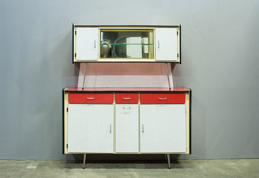 Foto Kitchen Cabinet with Mirror and Red Surface Leeds, England 1956