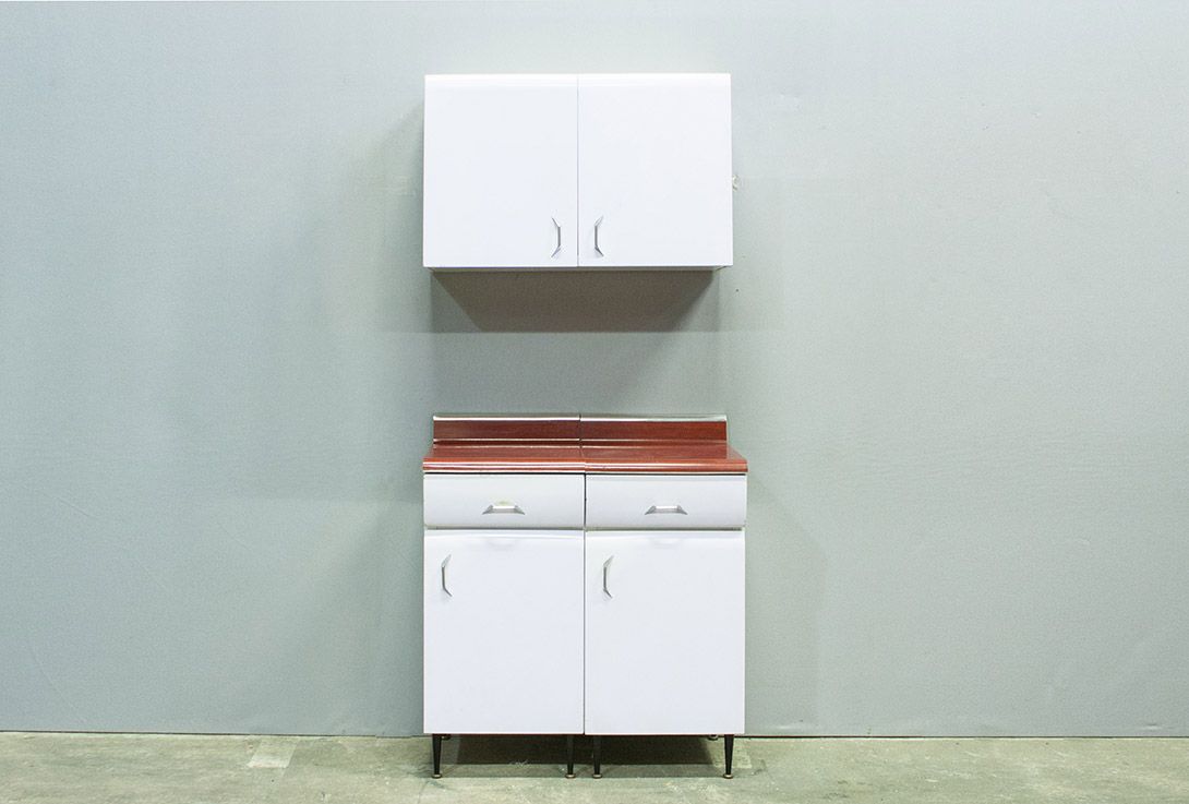 Foto Light Violet Metal Kitchen with Wood Look Resopal Worktop 1960