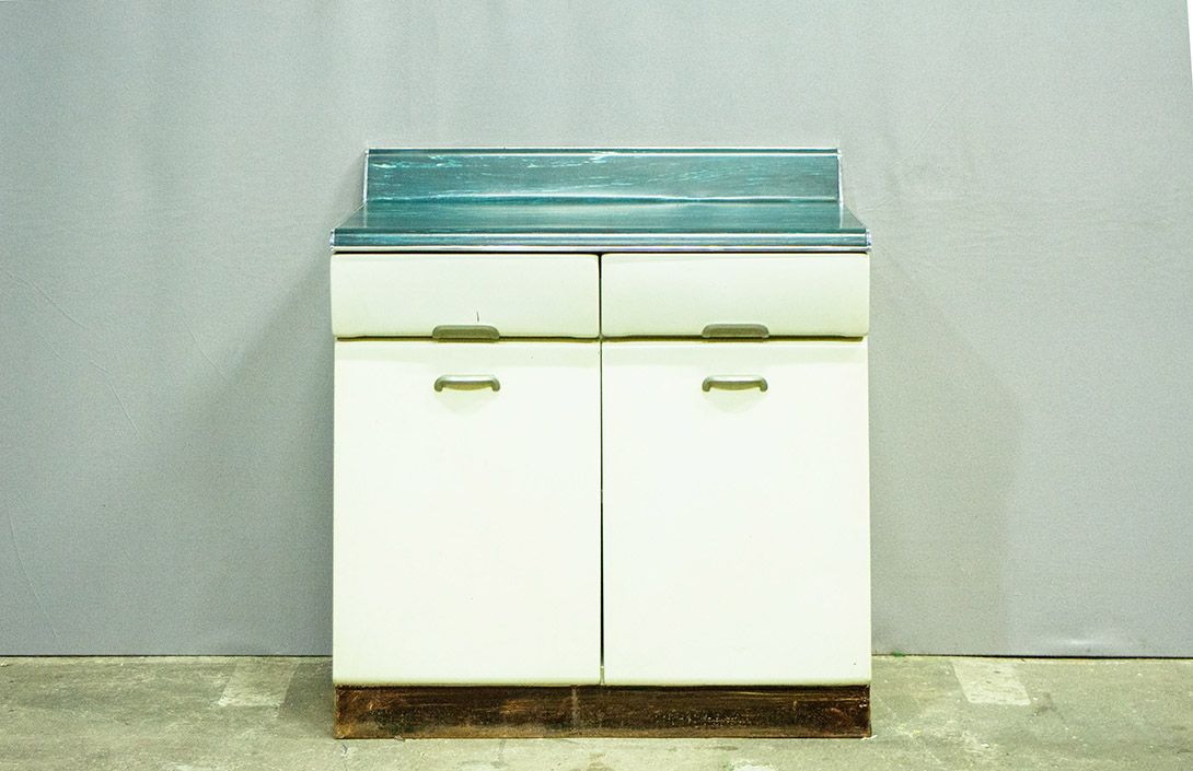 Foto Big White Metall Kitchen Cabinet with Green Worktop 1959