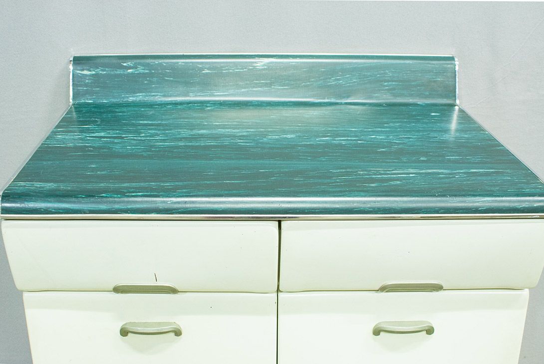 Foto Big White Metall Kitchen Cabinet with Green Worktop 1959