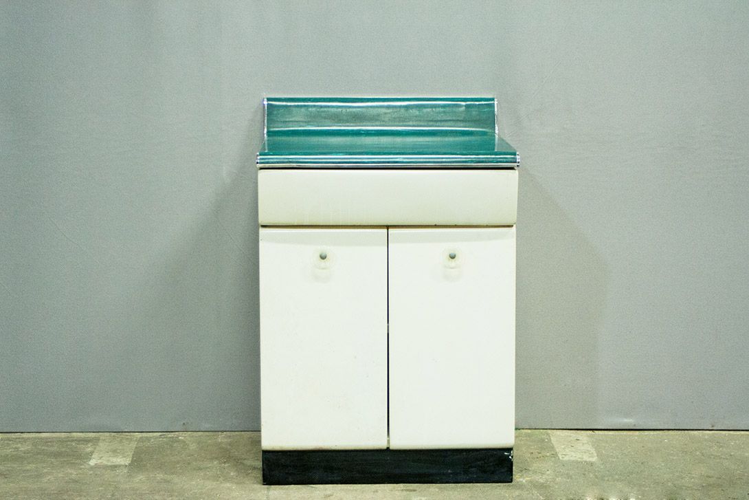 Foto White Metall Kitchen Cabinet with Green Worktop 1959