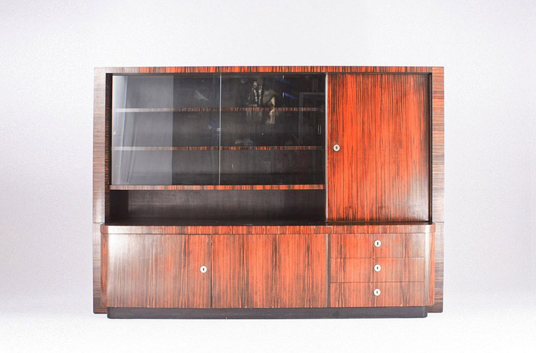 Foto Bauhaus Big Wooden Cabinet with Glass Sliding Doors 1930