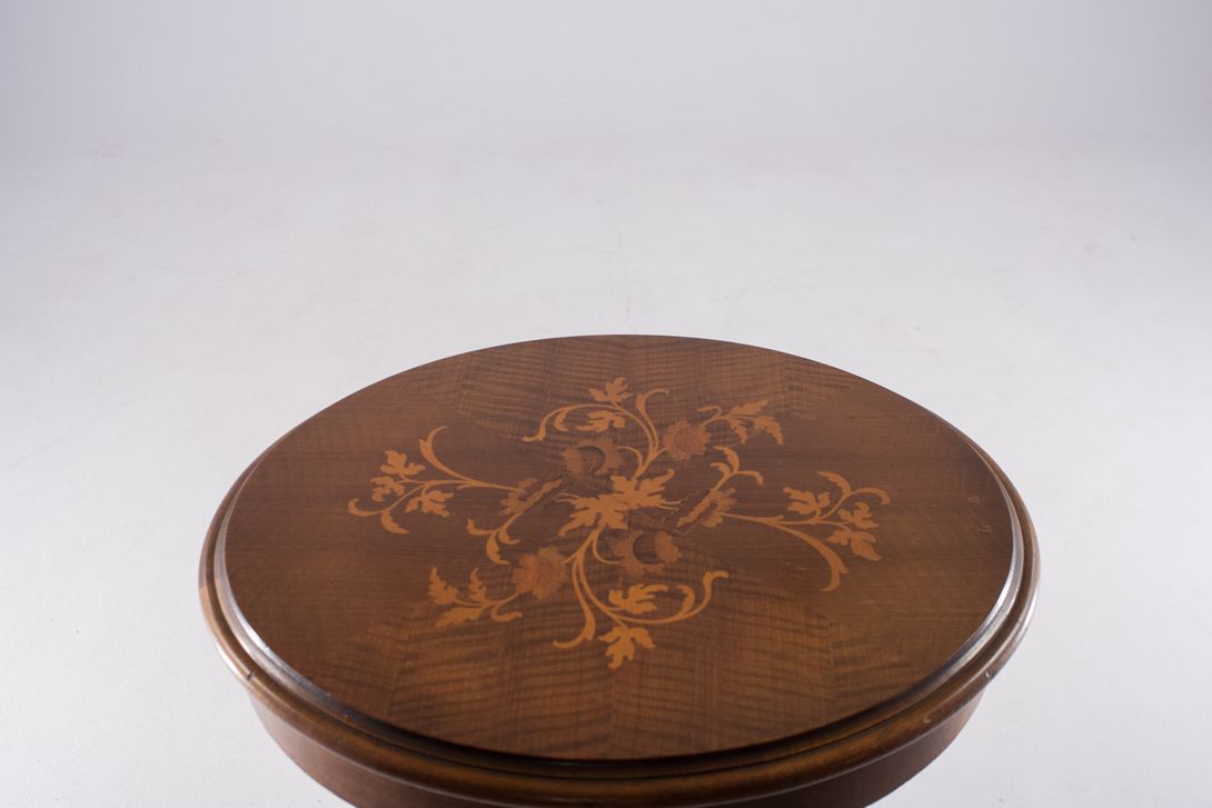 Foto Baroque Inlaid Side Table 1820 h60x55