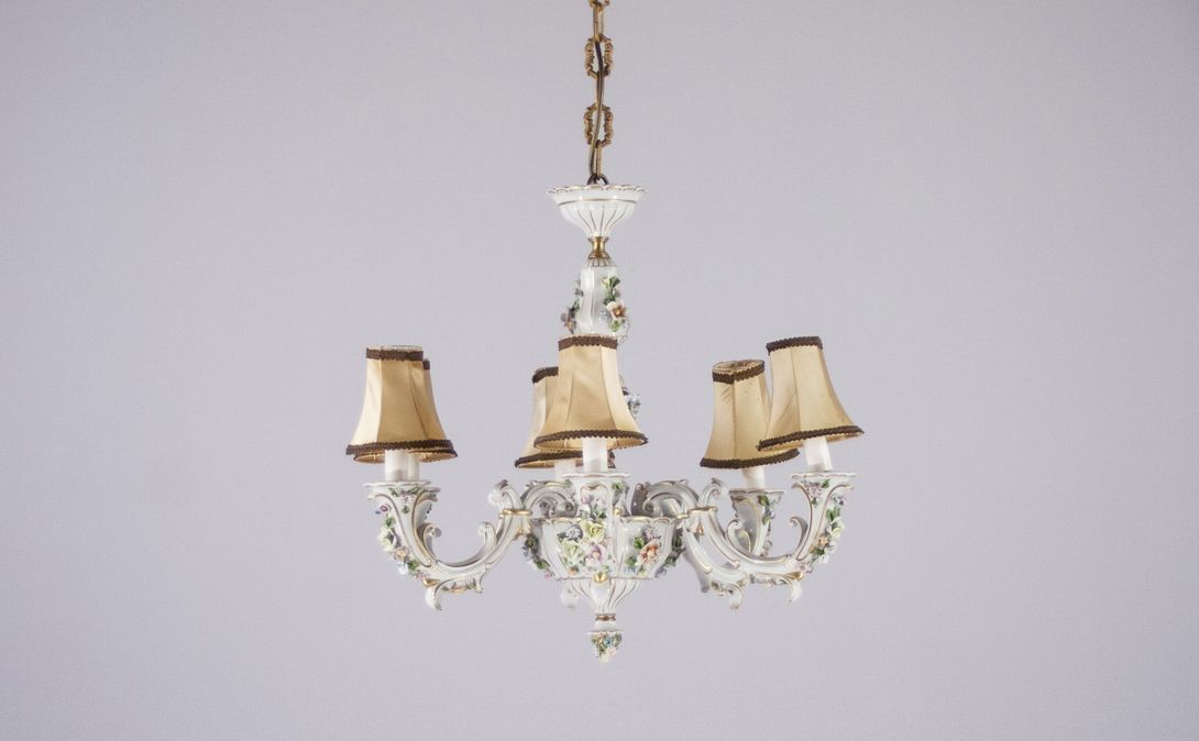 Foto Porcelain Chandelier with Flower Details and Beige Lamp Shades 1956 ø64